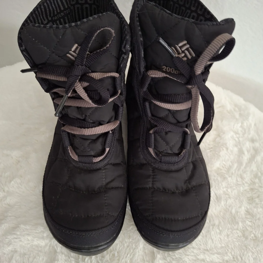 Women's Columbia Black Winter Boots Rugged Design Waterproof Size 6.